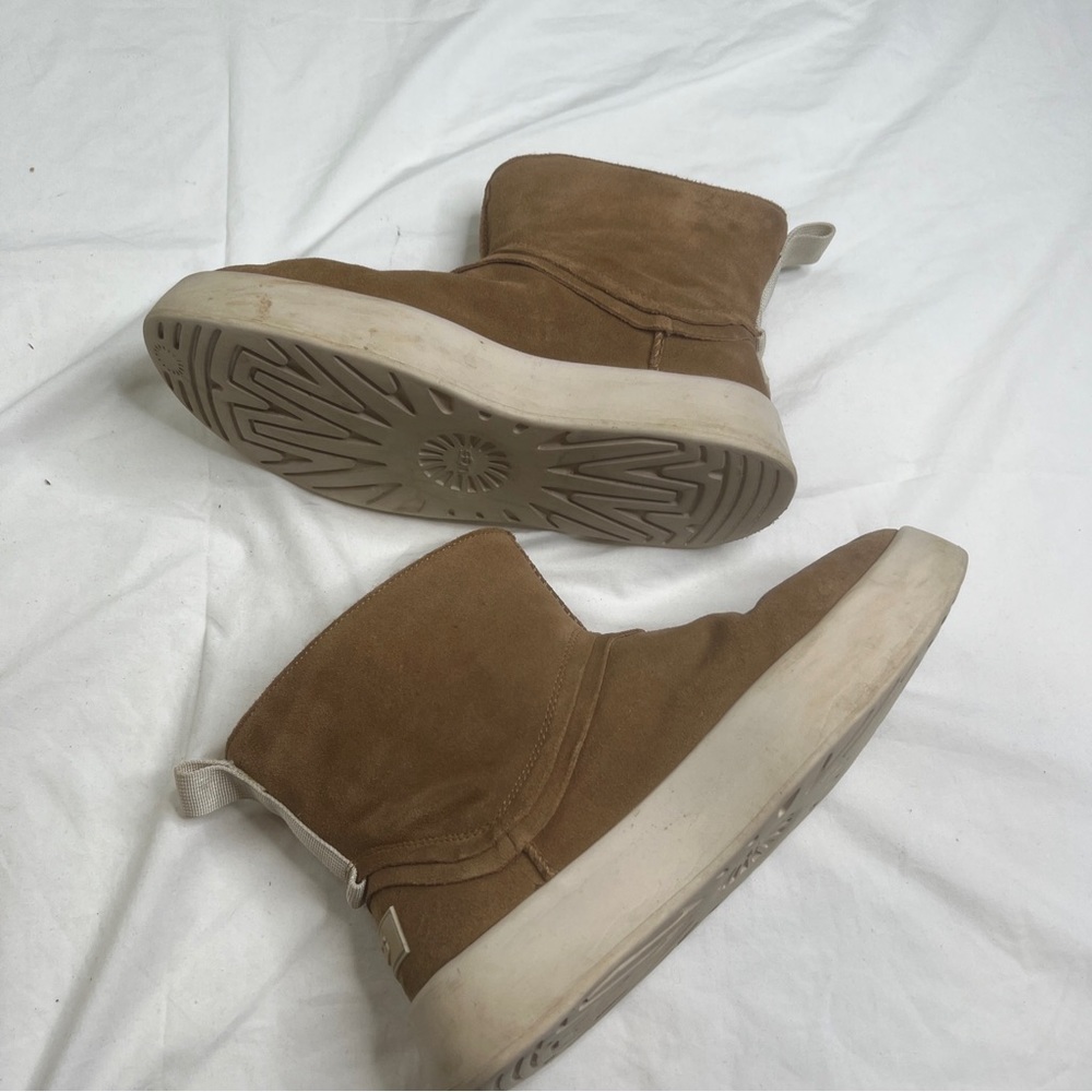 UGG CLASSIC BOOM flatform bootie CHESTNUT 1104613 Women Size 10. 
A051022